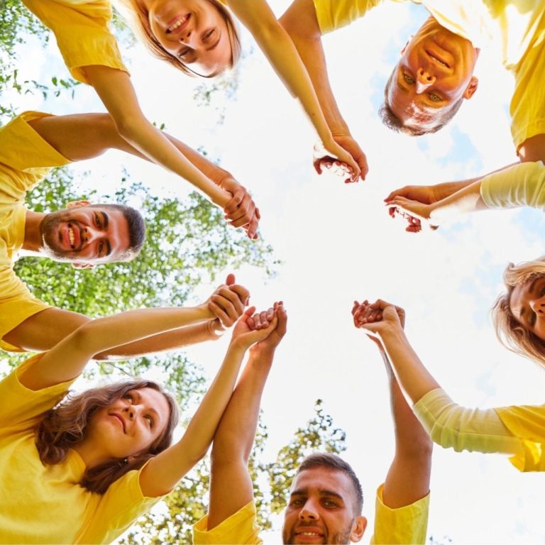 Séance de thérapie des réflexes primitifs par Denissa Nebout. Approche kinésiologique douce pour traiter difficultés d'apprentissage, troubles DYS, stress chronique, problèmes posturaux et émotionnels. Méthode certifiée RéflexTonic adaptée aux enfants, adolescents et adultes à Chambéry Barby Savoie Groupe de personnes. Accompagnement thérapeutique personnalisé pour adultes en entreprise à Chambéry Barby Savoie