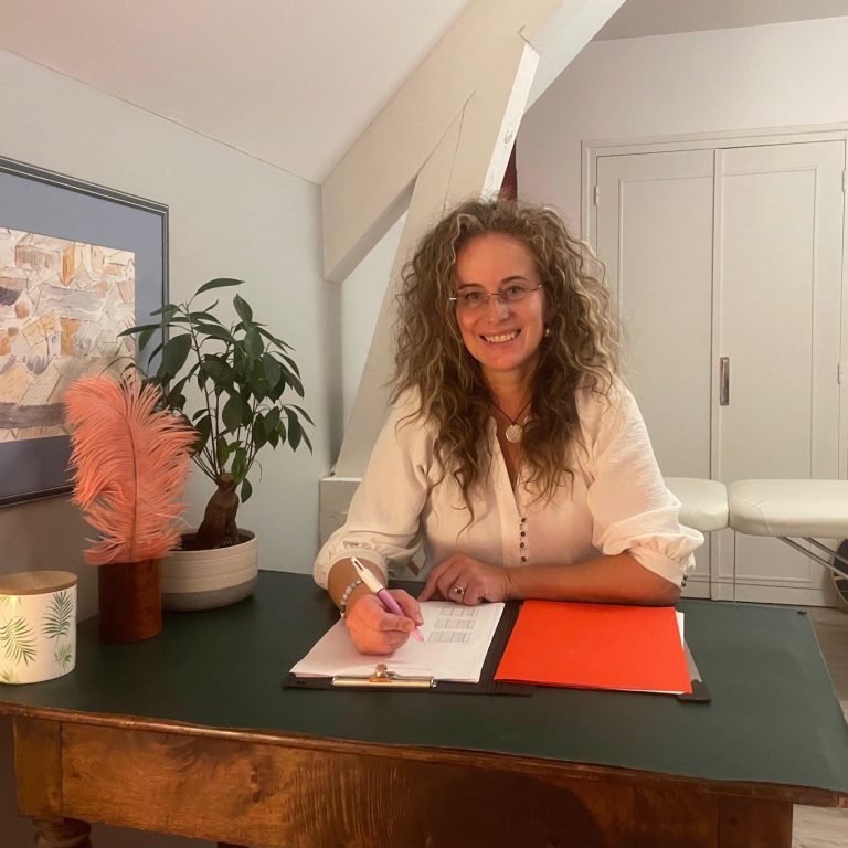 Denissa Nebout au bureau de son cabinet - Accompagnement thérapeutique personnalisé pour enfants et adultes à Chambéry Barby Savoie