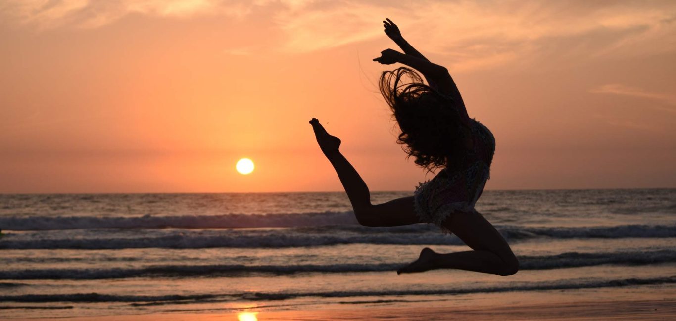 Coucher de soleil avec femme bras en l'air - Denissa Nebout, spécialiste certifiée en intégration des réflexes archaïques à Chambéry Savoie 